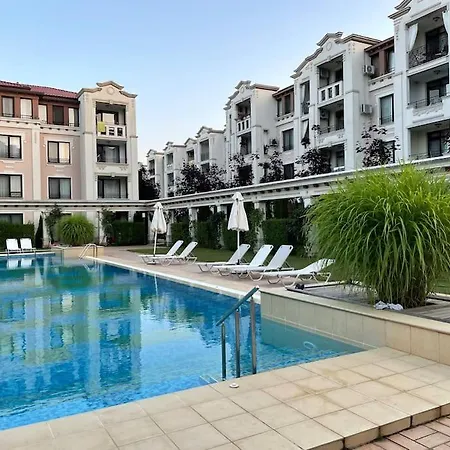 Green Life Apartment *