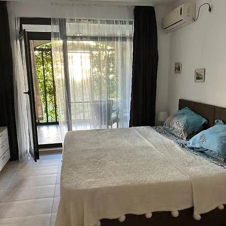 Green Life Apartment *